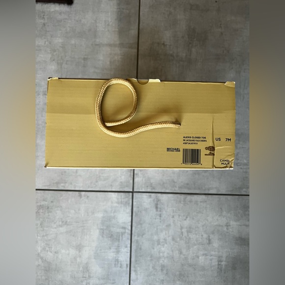 Brand new Michael Kors Alexis Closed Toe. Jacquard Faux Sherpa Slippers 7M/Camel - Picture 5 of 7